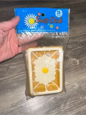 Vintage NOS Royal Pacific Soap Dish Daisy Flower Yellow 39 Cent Original Package